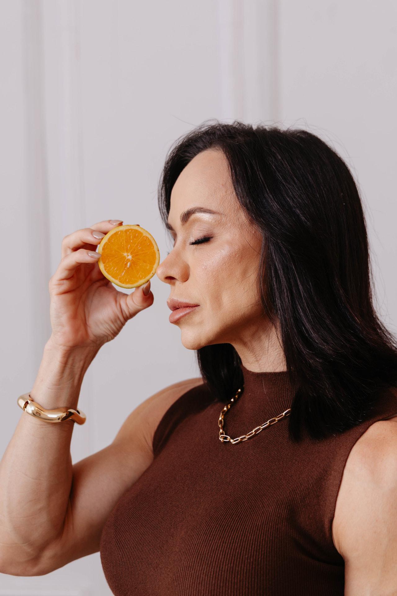 Gaby segurando uma laranja